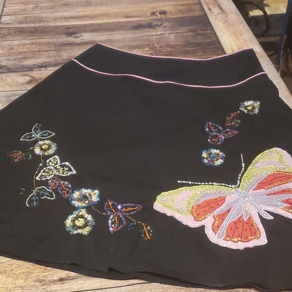 Black circle skirt with sequin embellishments size 12 - Picture 3 of 10